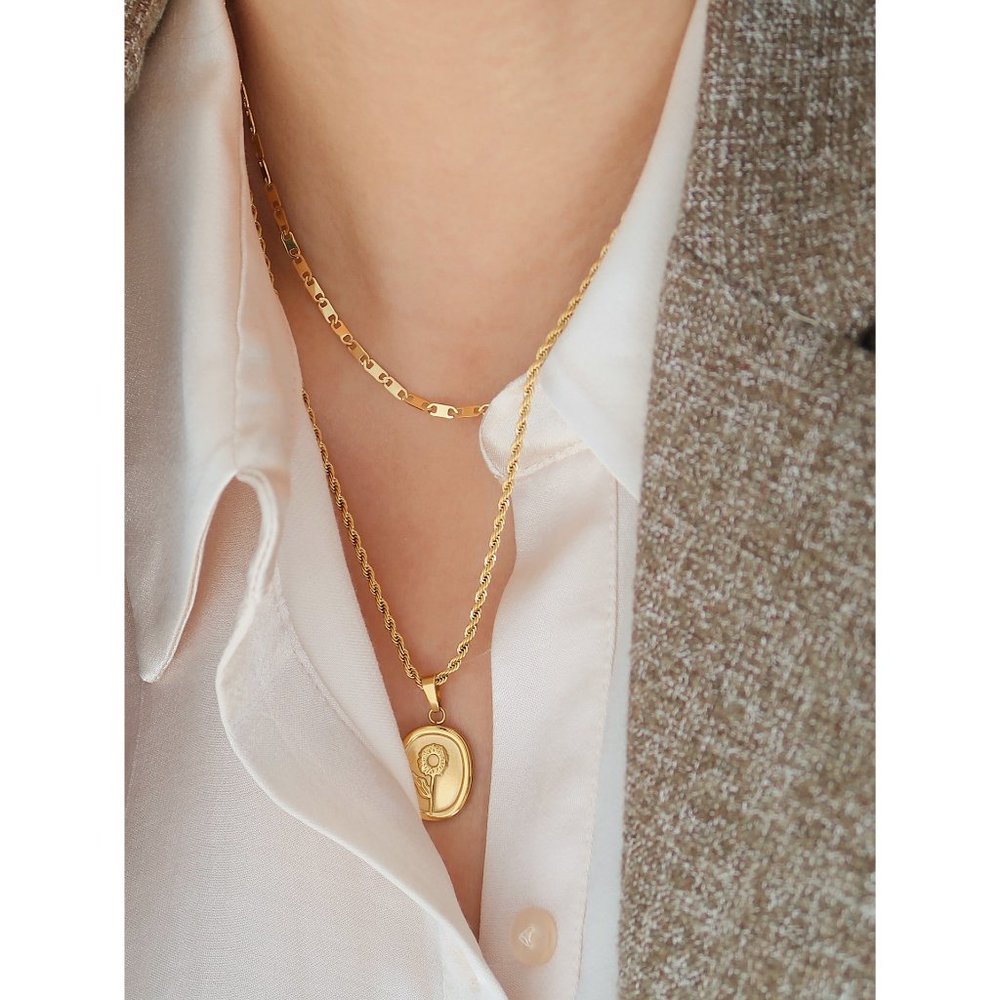 NEW 18K Gold Plated Oval Sunflower Necklace - Picture 16 of 16